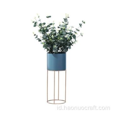 vas kreatif minimalis dalam ruangan besi mewah bergaya ringan